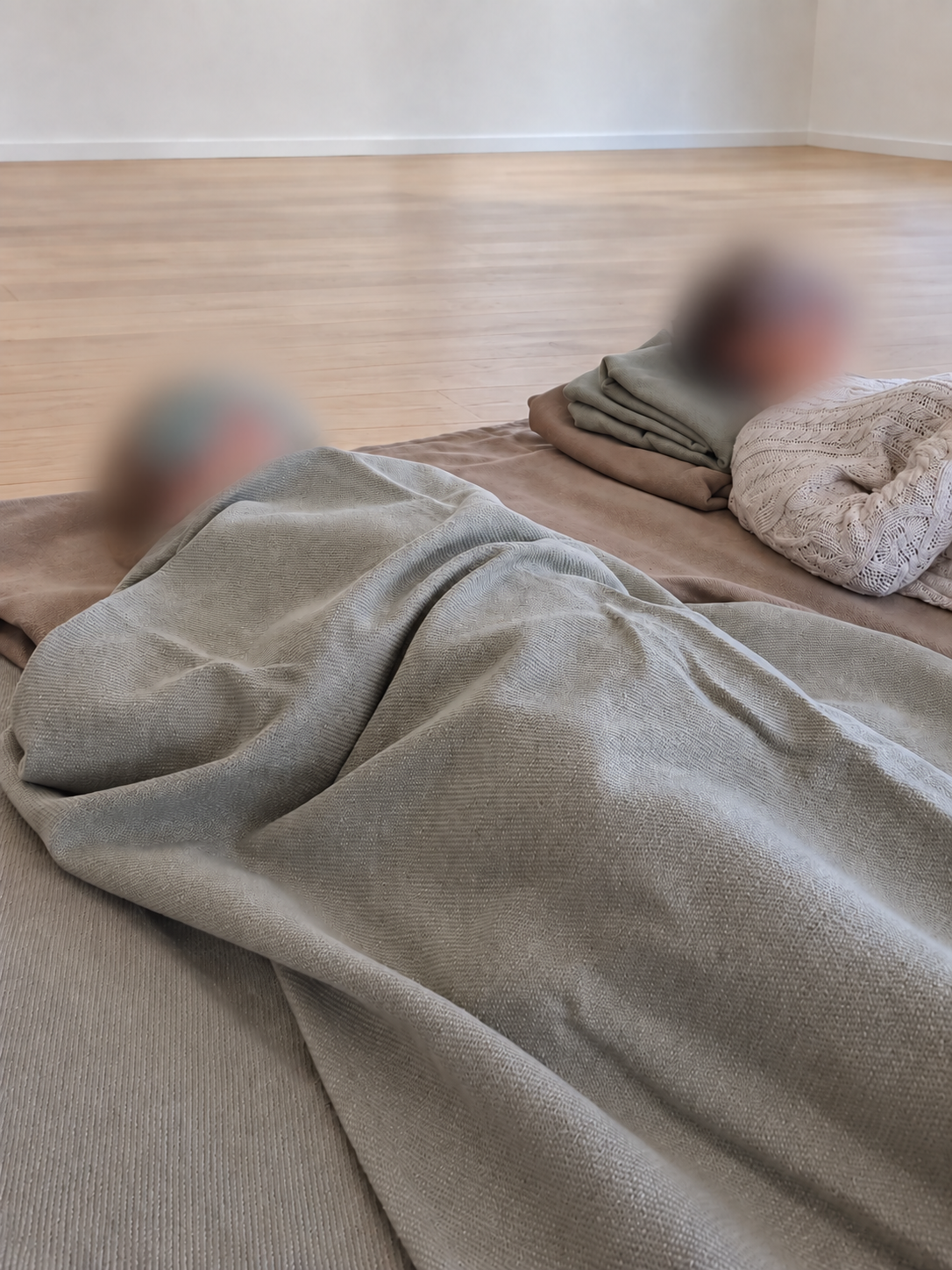 Sfeerbeeld van de praktijkruimte voor ouder-kind begeleiding, met zachte dekens op een mat in een rustige ruimte